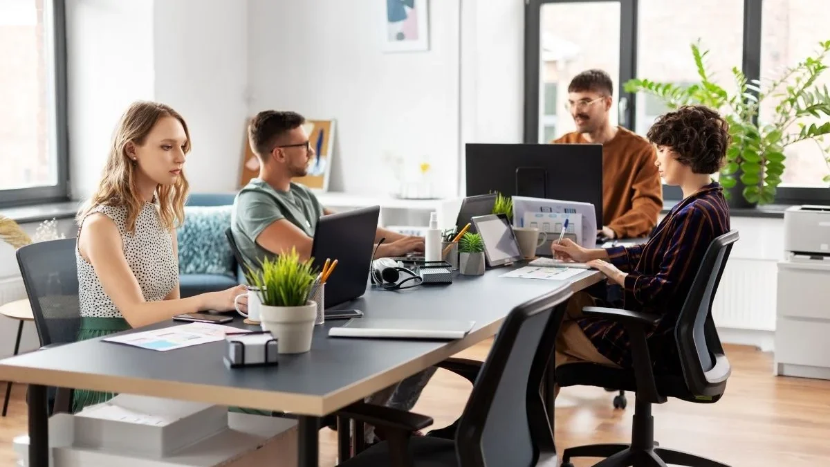 Kollaboratives Arbeiten braucht Raum: Warum Zonierung im Großraumbüro entscheidend ist