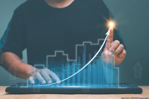 Person tippt auf Tastatur und visualisiert steigendes Diagramm, symbolisiert cleantech Wachstum als attraktiver Dienstleistungsmarkt für Investoren und Innovationen